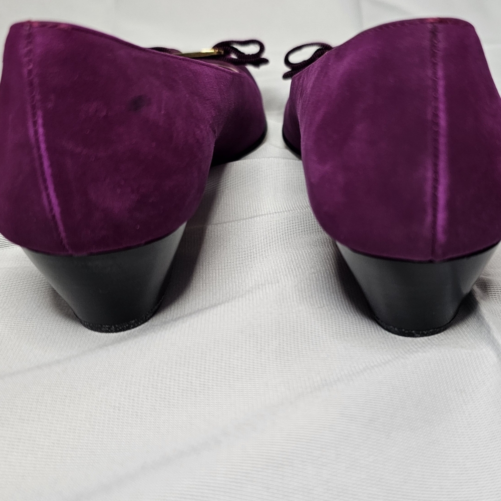 Beautiful and elegant pair of Ferragamo Vara Bow Pump size 37.5 AA